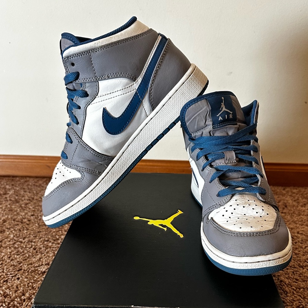 Air Jordan 1 Mid (GS) - size 7Y - Cement Grey/White-True Blue